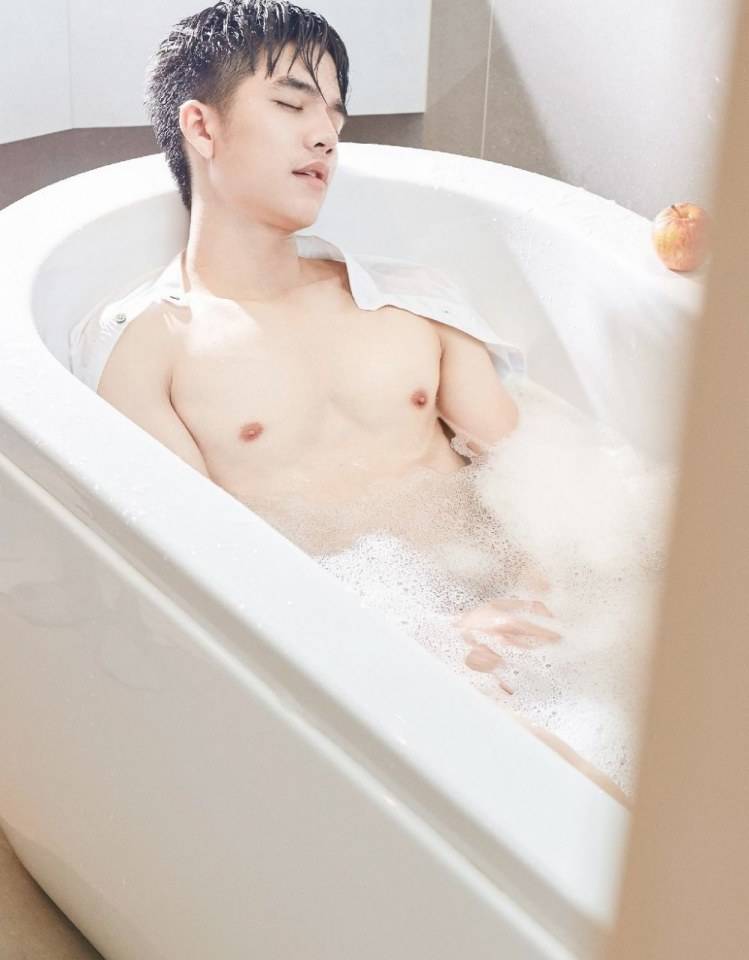 หนุ่มหล่อขึ้นปก 183