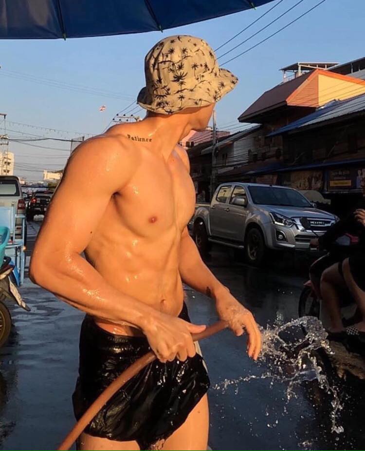 ถอดโชว์เรือนร่าง 2521