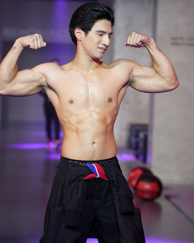 ถอดโชว์เรือนร่าง 2527