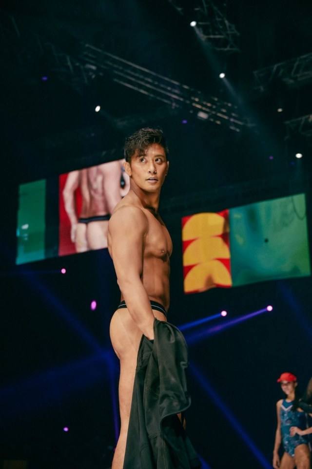 ถอดโชว์เรือนร่าง 2530