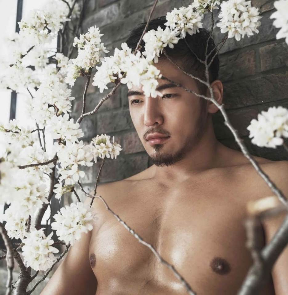 หนุ่มหล่อขึ้นปก 205