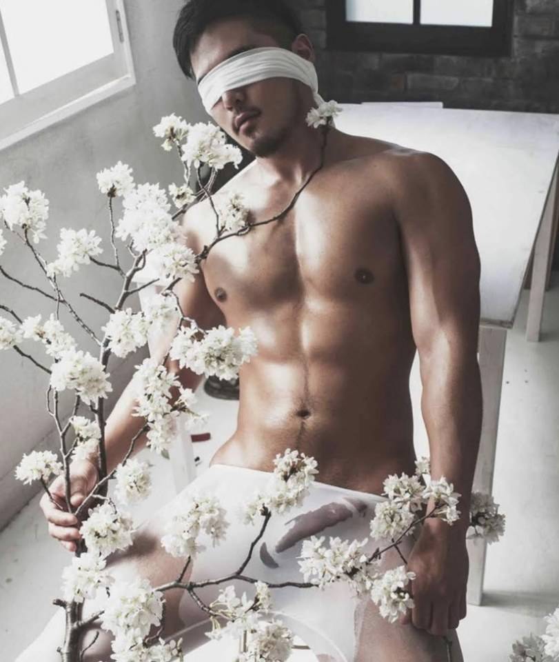 หนุ่มหล่อขึ้นปก 205