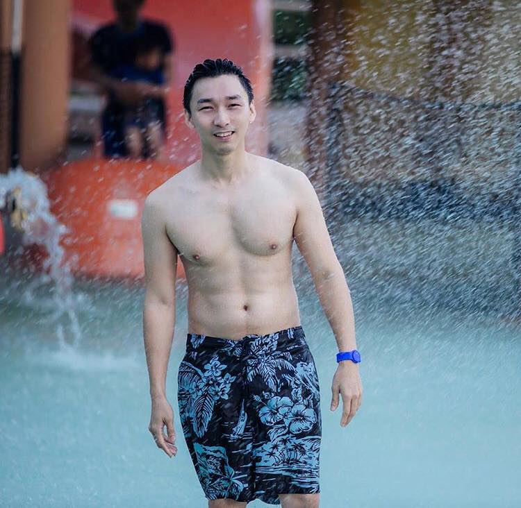 ผู้ชายเล่นน้ำ 111