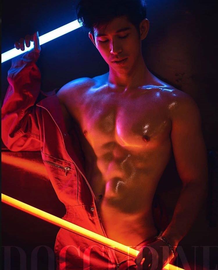 ผู้ชายเล่นน้ำ 111