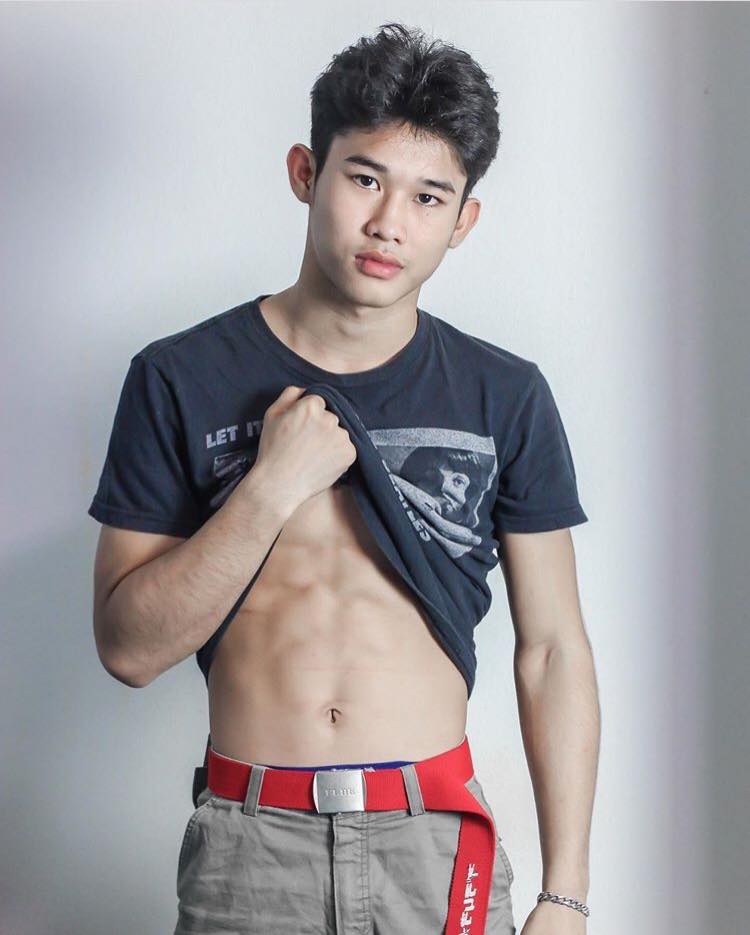 ผู้ชายเล่นน้ำ 111