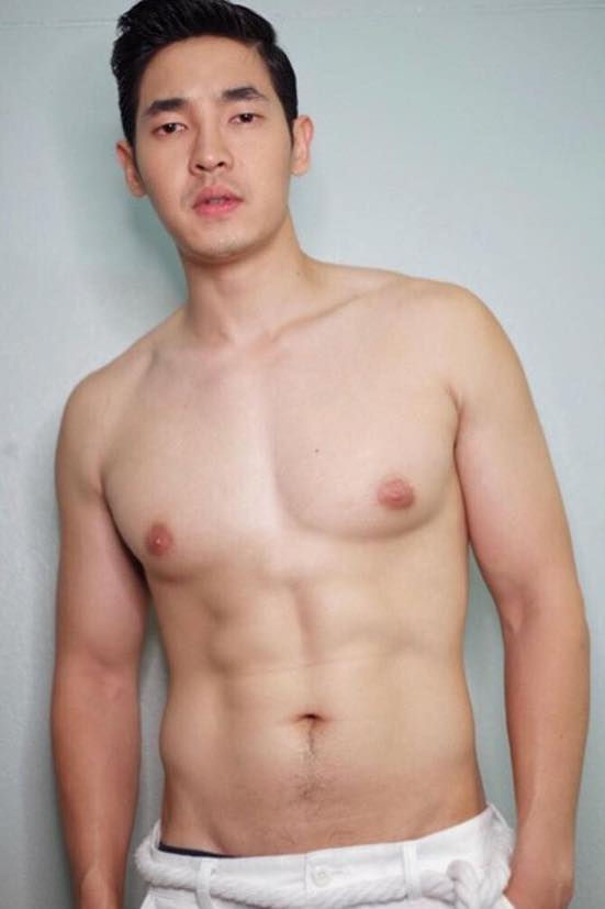 ผู้ชายเล่นน้ำ 111