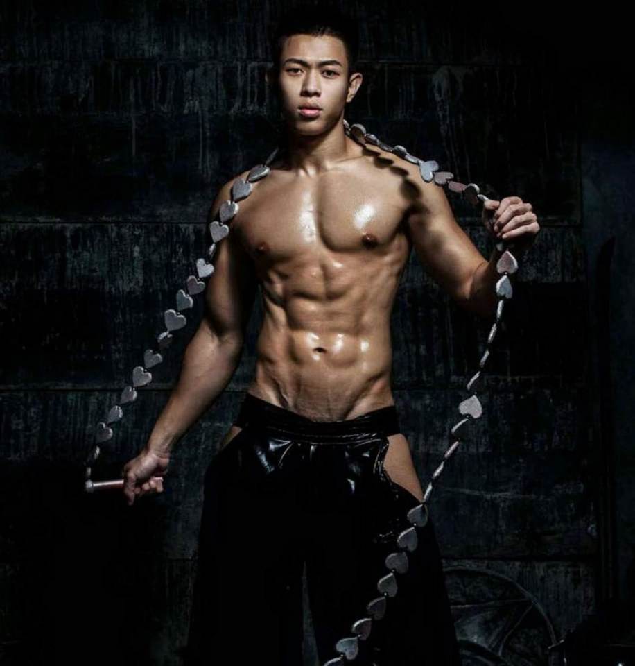 หนุ่มหล่อขึ้นปก 210