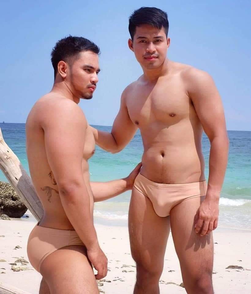 สองหนุ่มริมทะเล