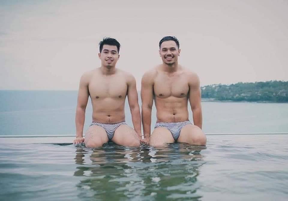 สองหนุ่มริมทะเล