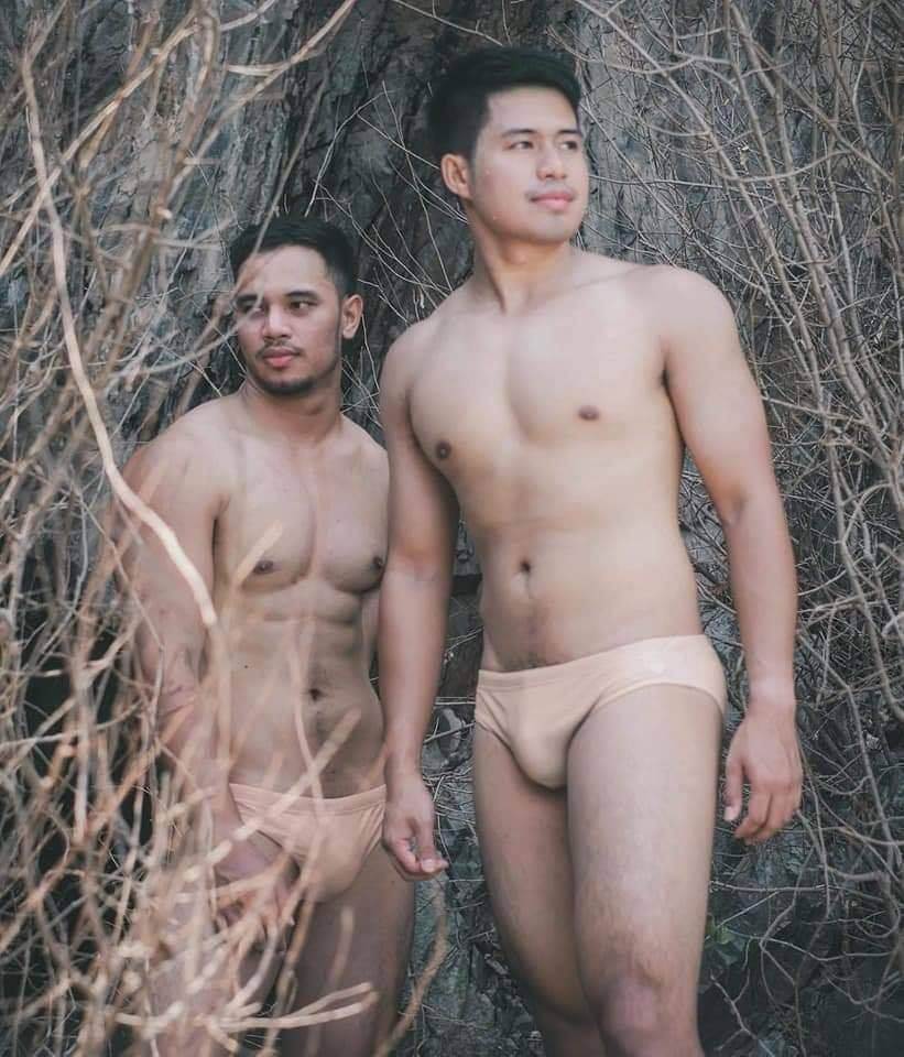 สองหนุ่มริมทะเล