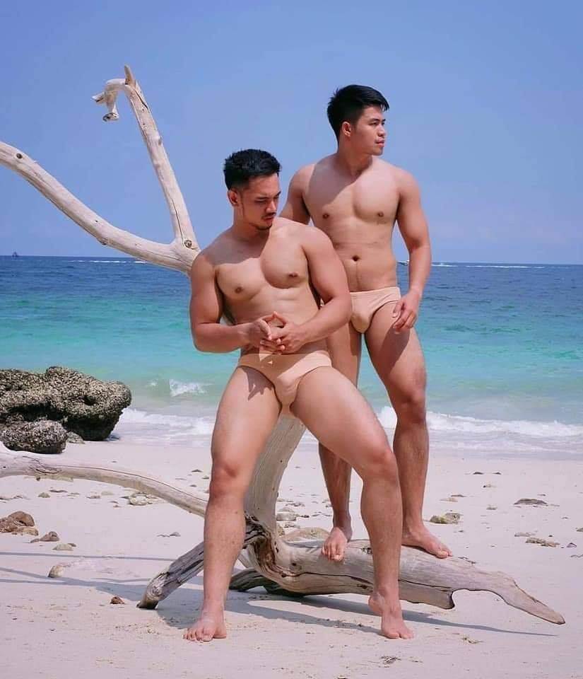 สองหนุ่มริมทะเล