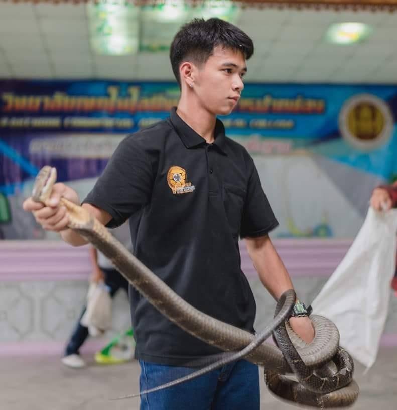เปิดวาร์ปหนุ่มกู้ภัย  อาสาจับงู แต่โดนตำรวจจับ