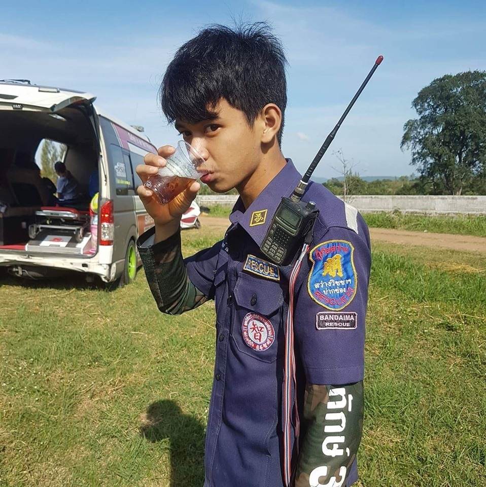 เปิดวาร์ปหนุ่มกู้ภัย  อาสาจับงู แต่โดนตำรวจจับ