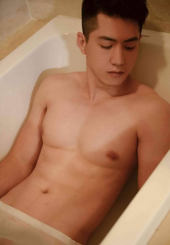 หนุ่มหล่อขึ้นปก 215