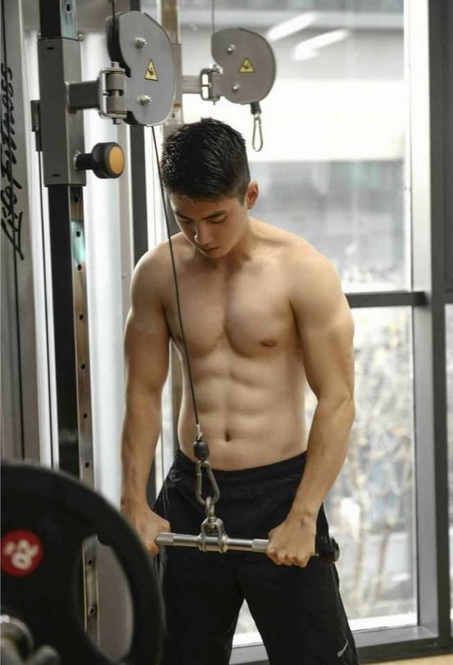 หนุ่มหล่อขึ้นปก 215