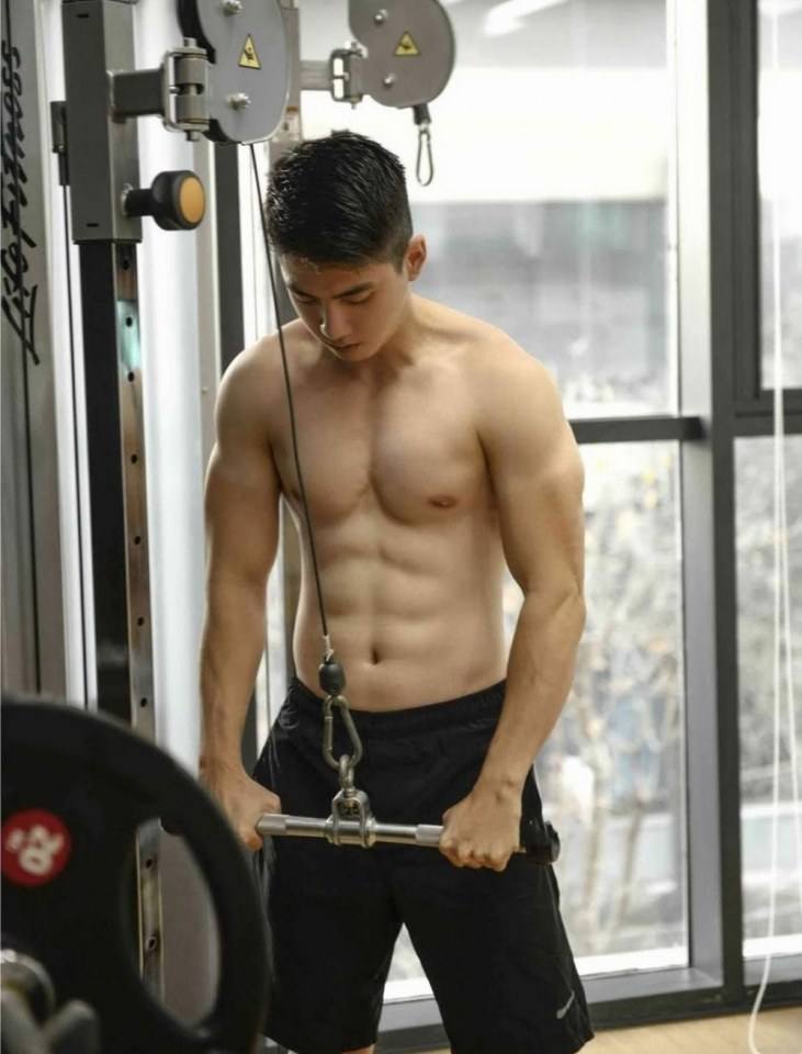 หนุ่มหล่อขึ้นปก 215