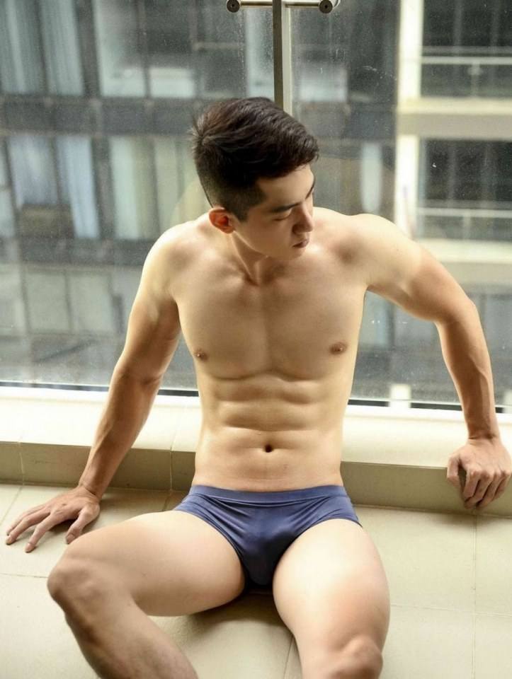 หนุ่มหล่อขึ้นปก 215