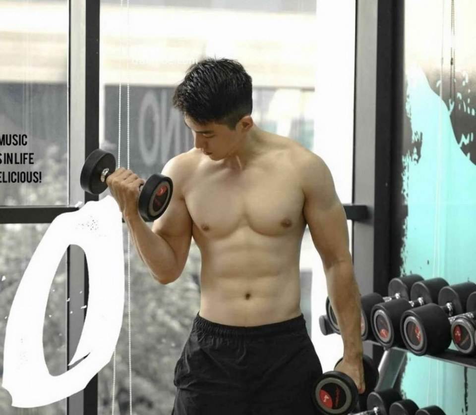 หนุ่มหล่อขึ้นปก 215