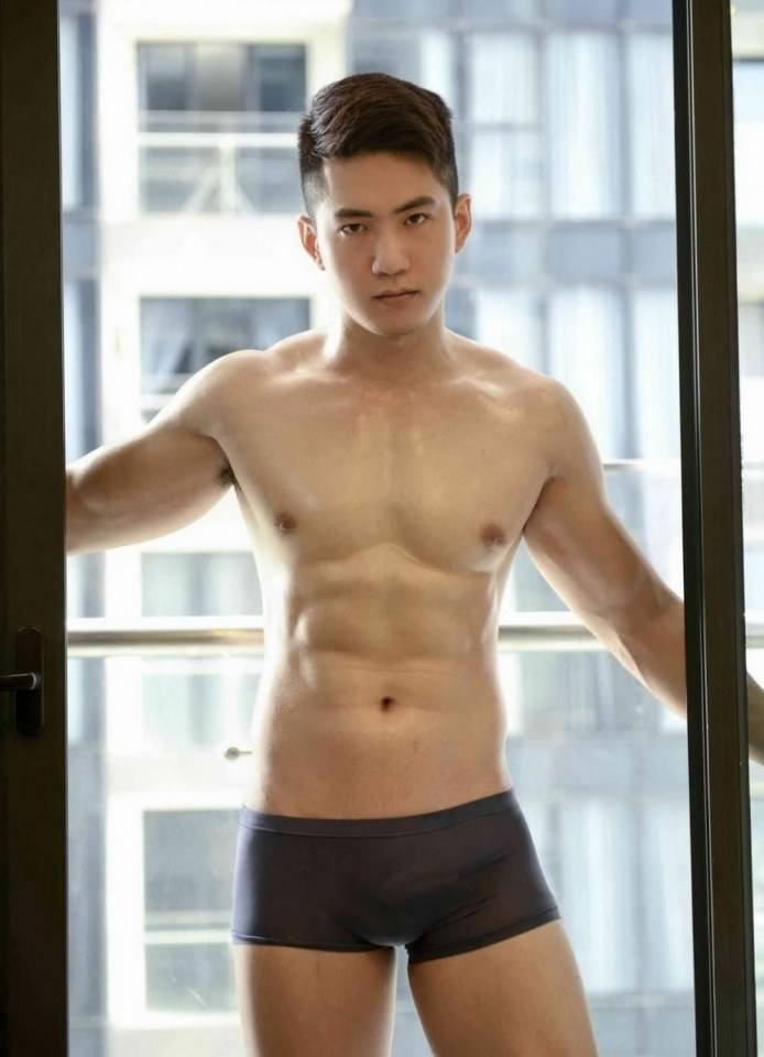 หนุ่มหล่อขึ้นปก 215