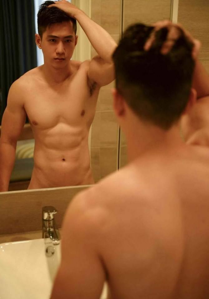 หนุ่มหล่อขึ้นปก 215