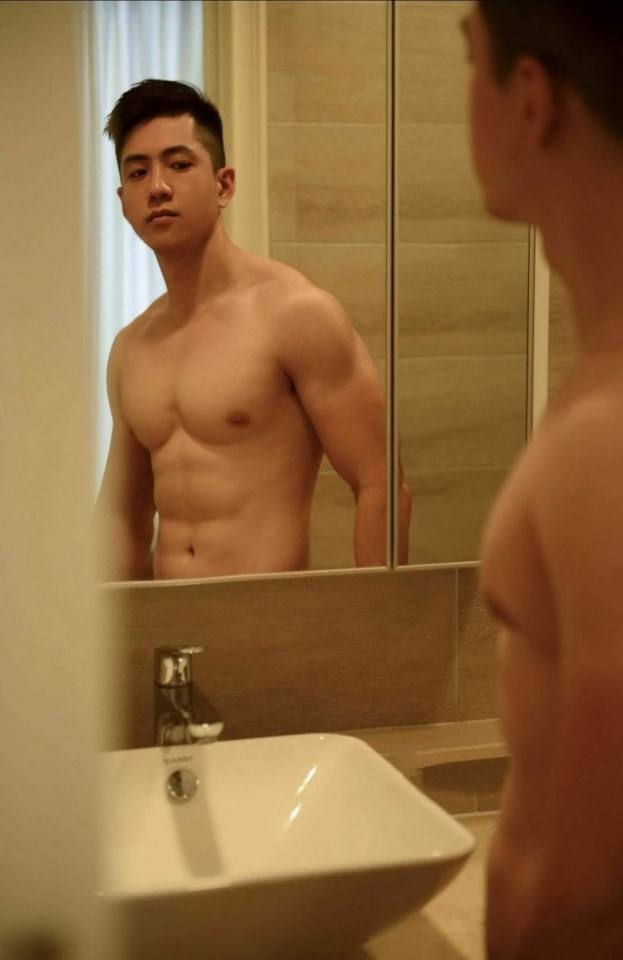 หนุ่มหล่อขึ้นปก 215