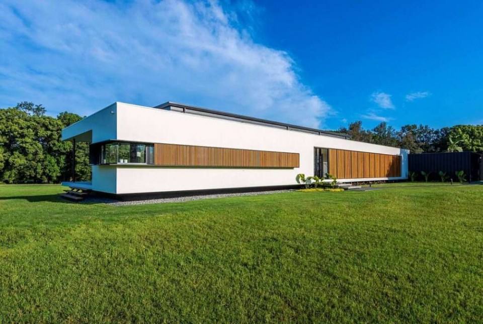 Gold Coast House by MRA Design