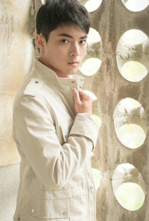 หนุ่มหล่อขึ้นปก 233