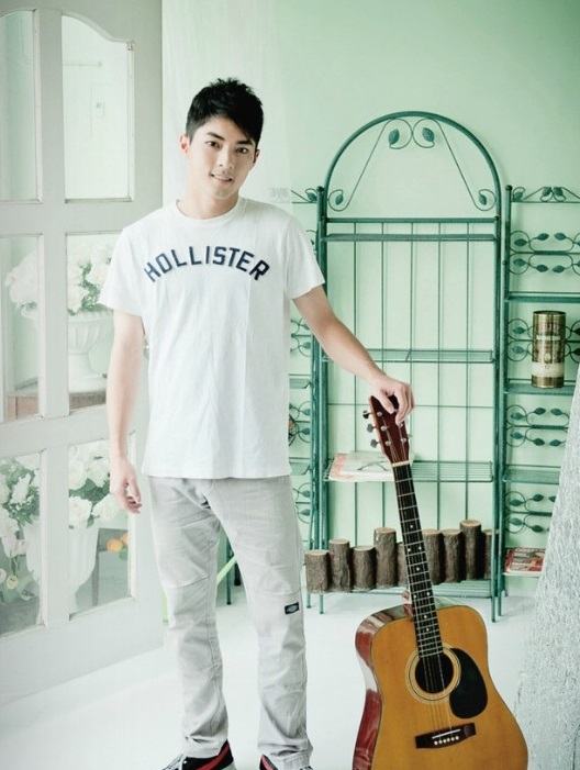 หนุ่มหล่อขึ้นปก 233