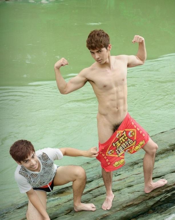 หนุ่มหล่อขึ้นปก 233