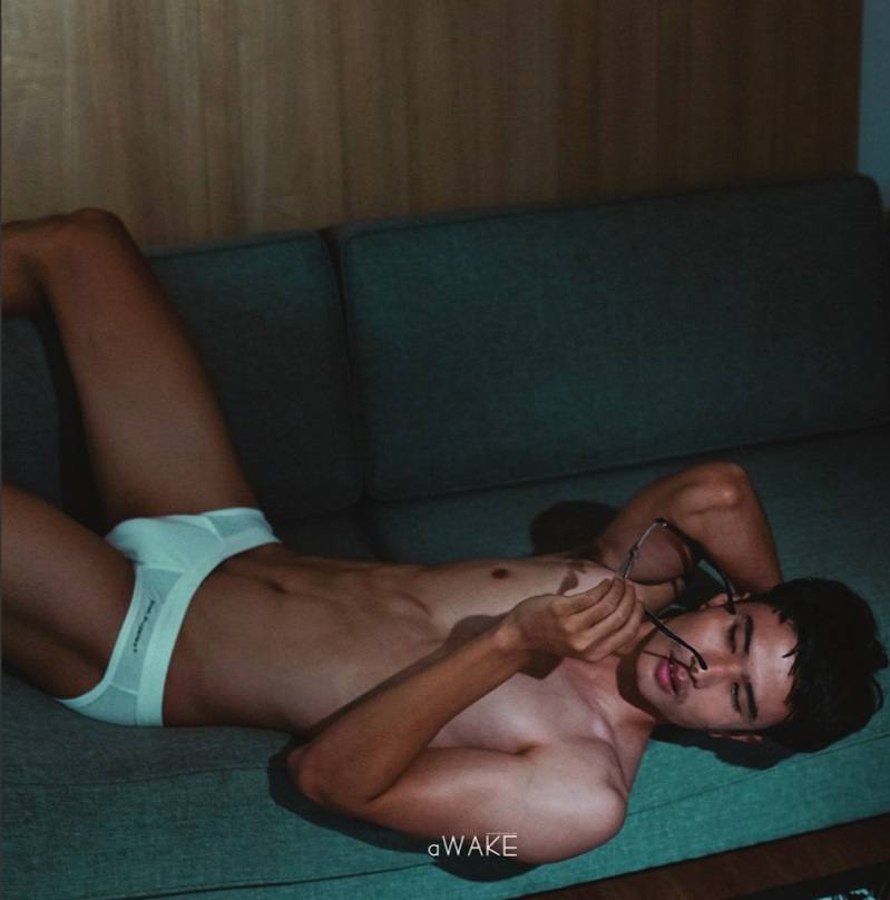 หนุ่มหล่อขึ้นปก 260