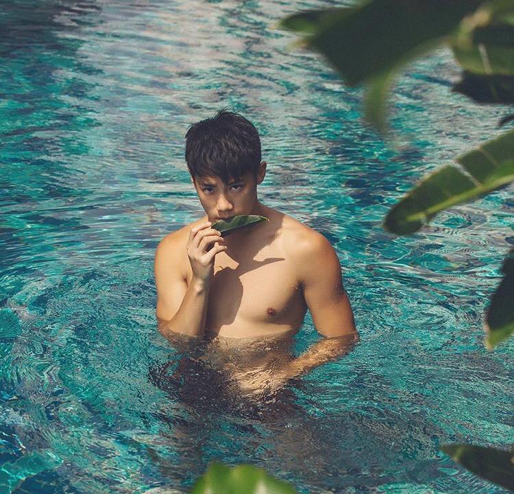 ถอดโชว์เรือนร่าง 2548
