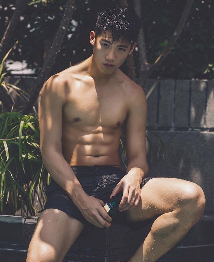 ถอดโชว์เรือนร่าง 2548
