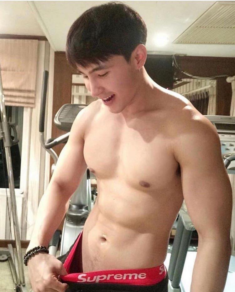ถอดโชว์เรือนร่าง 2553