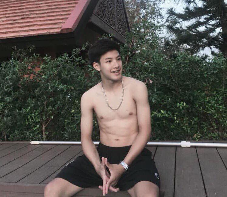 ถอดโชว์เรือนร่าง 2556