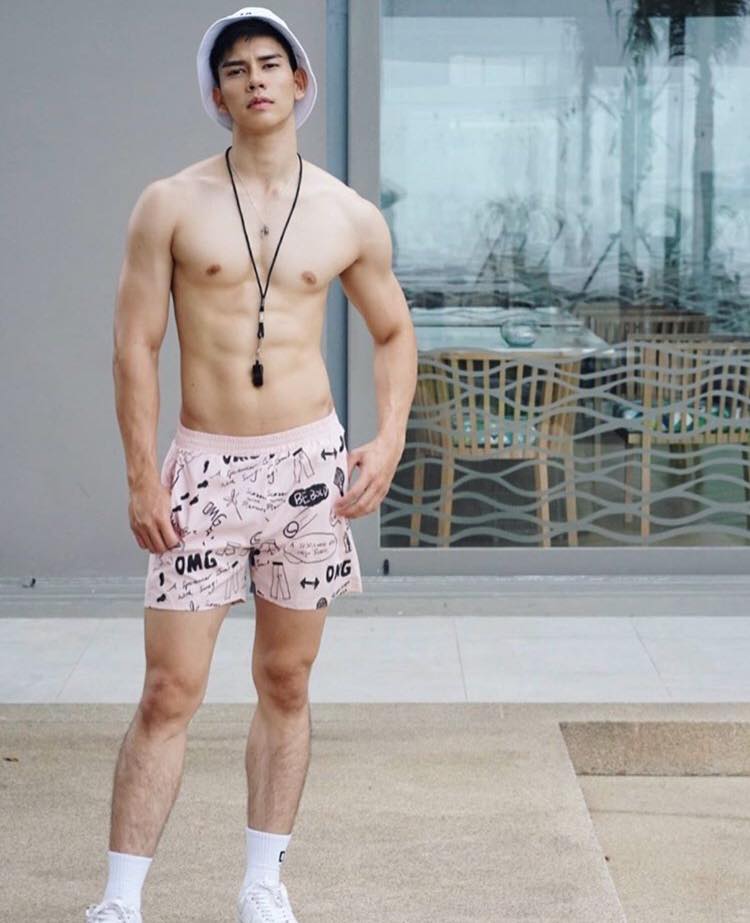 ถอดโชว์เรือนร่าง 2556