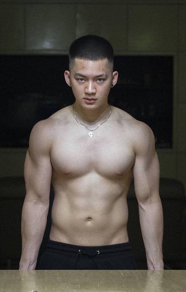 ถอดโชว์เรือนร่าง 2556