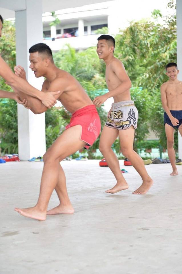 อยากเข้าไปซ้อมมวยด้วยจัง cr.ภาพถ่ายมวยไทย