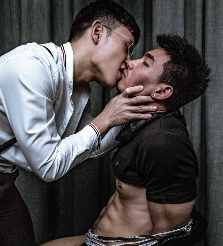 หนุ่มหล่อขึ้นปก 274