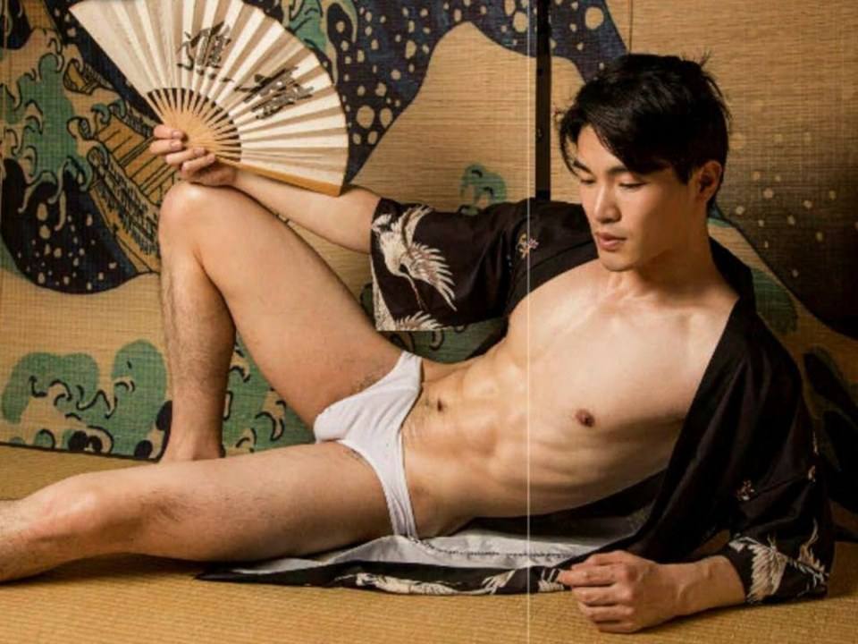 หนุ่มหล่อขึ้นปก 285