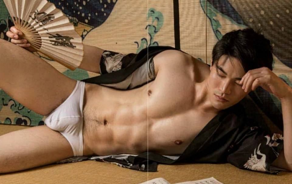 หนุ่มหล่อขึ้นปก 285