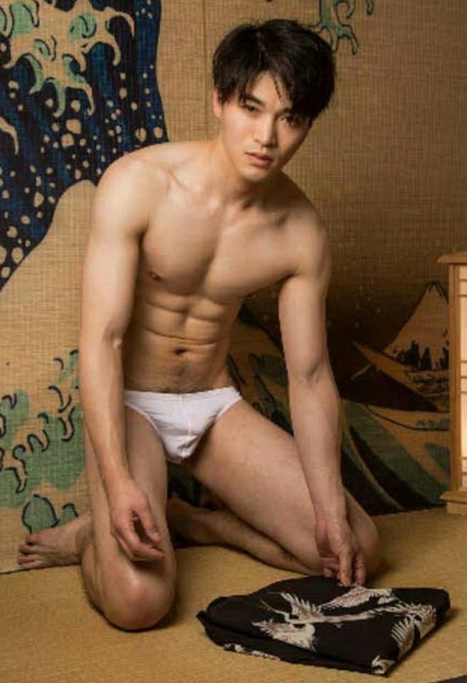 หนุ่มหล่อขึ้นปก 285