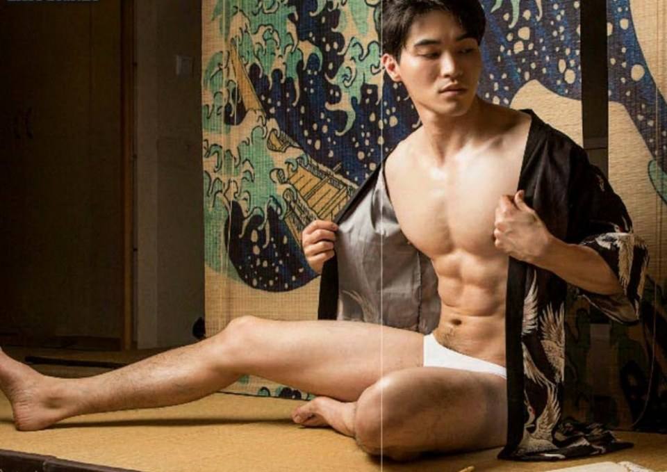 หนุ่มหล่อขึ้นปก 285