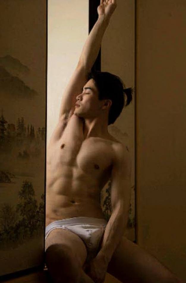 หนุ่มหล่อขึ้นปก 285