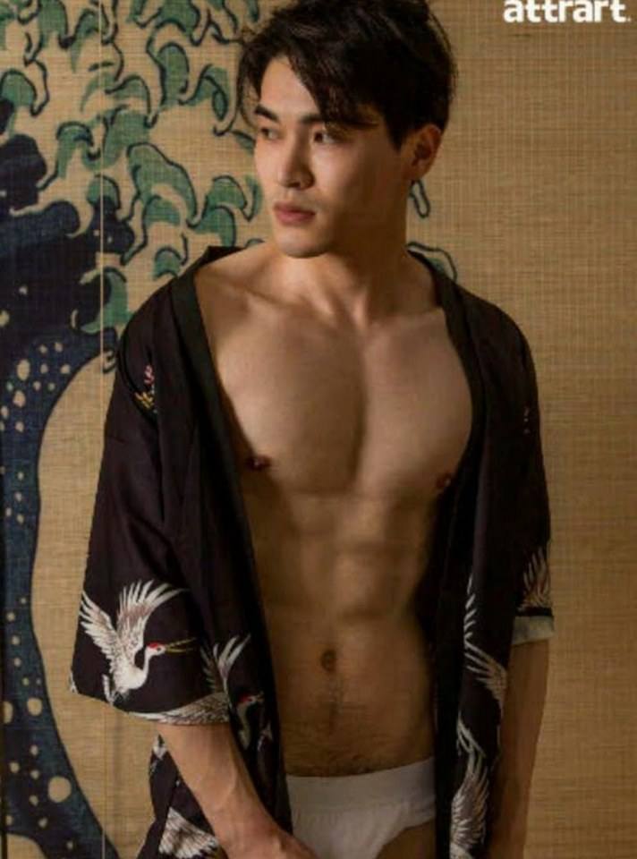 หนุ่มหล่อขึ้นปก 285
