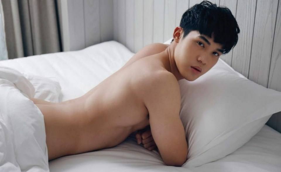 หนุ่มหล่อขึ้นปก 296