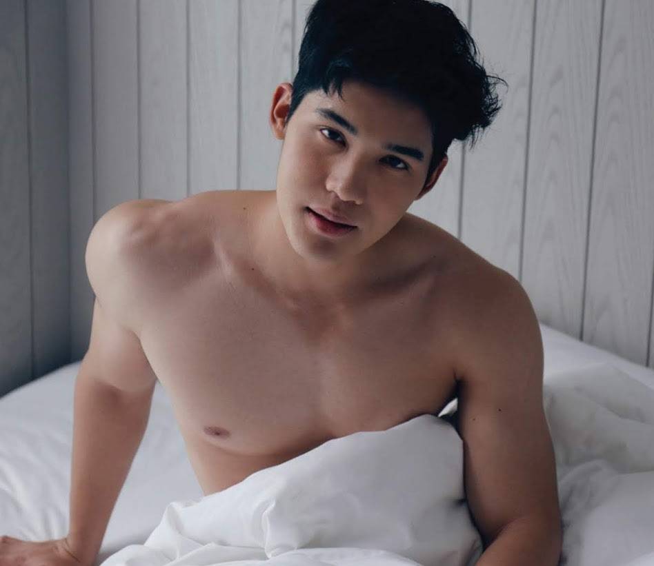 หนุ่มหล่อขึ้นปก 296