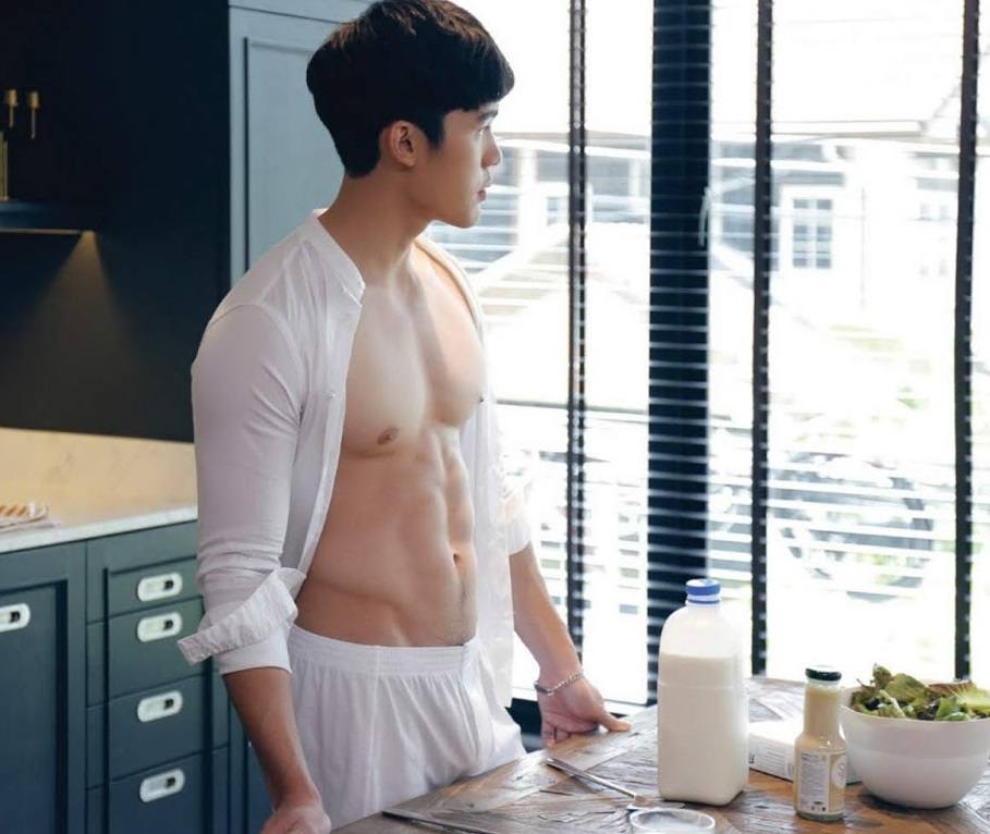 หนุ่มหล่อขึ้นปก 296