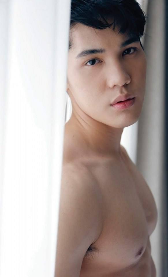 หนุ่มหล่อขึ้นปก 296