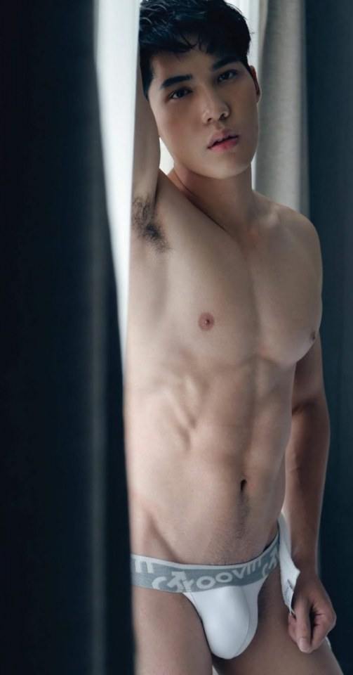 หนุ่มหล่อขึ้นปก 296