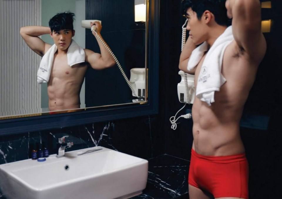 หนุ่มหล่อขึ้นปก 296